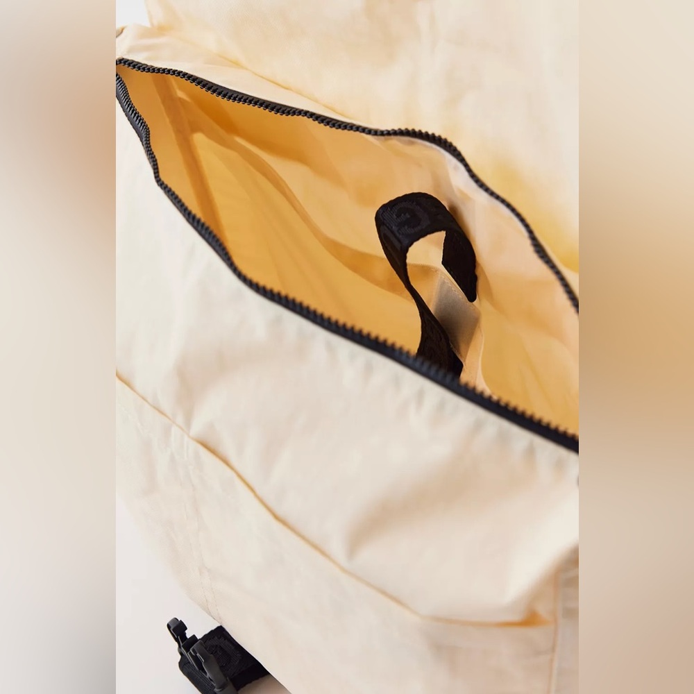 BAGGU Nylon Messenger Bag NWT - Ivory - Picture 4 of 8